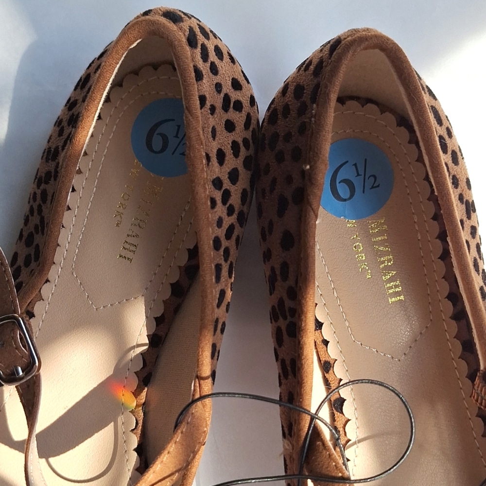 Isaac Mizrahi Flats - Picture 3 of 12